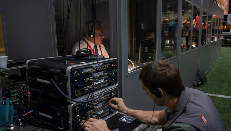 法話会で各言語への通訳のFM放送を担当する技術者。2018年6月17日、ラトビア、リガ（撮影：テンジン・チュンジョル / 法王庁）