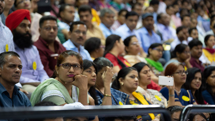 式典でダライ・ラマ法王のお話を聴く5,000人以上の教育関係者たち。2018年7月2日、インド、ニューデリー（撮影：テンジン・チュンジョル / 法王庁）