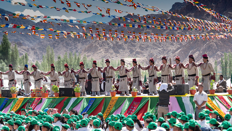 ダライ・ラマ法王83歳の祝賀式典で、ラダックの民謡を披露するラダック歌劇団のアーティストたち。2018年7月6日、インド、ジャンムー・カシミール州ラダック地方レー（撮影：テンジン・チュンジョル / 法王庁）