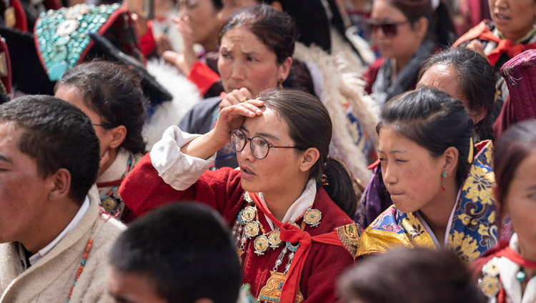ムルベクのスプリング・デールズ公立学校でダライ・ラマ法王のご講演に耳を傾ける学生たち。2018年7月26日、インド、ジャンムー・カシミール州ラダック地方カルギル（撮影：テンジン・チュンジョル / 法王庁）