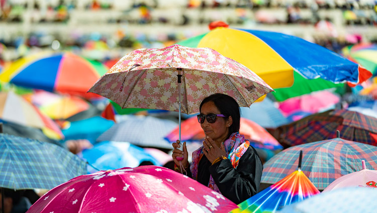 ダライ・ラマ法王のお姿を拝見しようと、聴衆が差す傘の海の向こうを見つめる参加者。2018年7月30日、インド、ジャンムー・カシミール州ラダック地方レー（撮影：テンジン・チュンジョル / 法王庁）