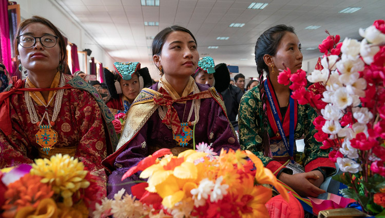 ラダックの伝統衣装を纏ってダライ・ラマ法王のお話を聴く学生たち。2018年8月2日、インド、ジャンムー・カシミール州ラダック地方レー（撮影：テンジン・チュンジョル / 法王庁）