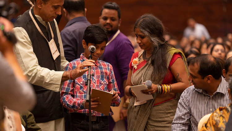 講演会でダライ・ラマ法王に質問をする少年。2018年8月11日、インド、カルナータカ州バンガロール（撮影：テンジン・チュンジョル / 法王庁）