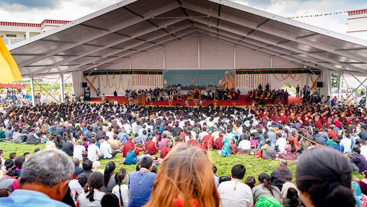 ダライ・ラマ法王の講演会会場の情景。2018年8月13日、インド、カルナータカ州シェシャギリハリ（撮影：テンジン・チュンジョル / 法王庁）