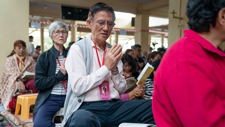ツクラカン本堂で法話の冒頭に、祈願文を唱える東南アジアからの参加者たち。2018年9月4日、インド、ヒマーチャル・プラデーシュ州ダラムサラ（撮影：テンジン・チュンジョル / 法王庁）