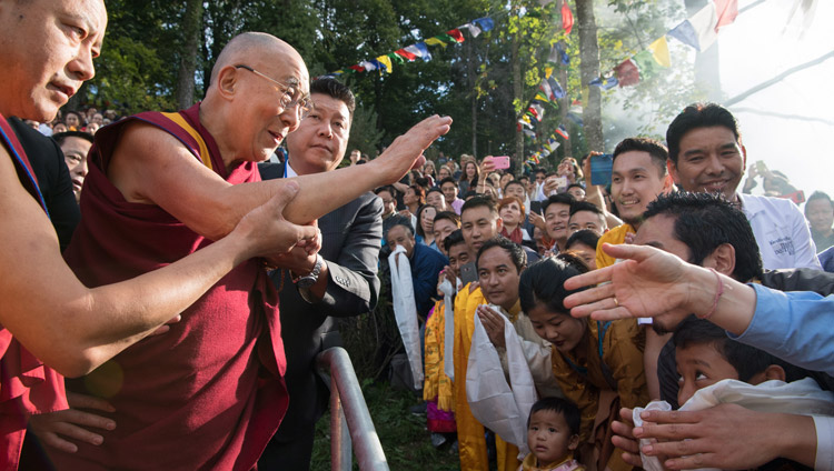 チベット・インスティチュート・リコンで、歓迎のために集まったチベット人たちに手を振られるダライ・ラマ法王。2018年9月21日、スイス、リコン（撮影：マニュエル・バウアー）