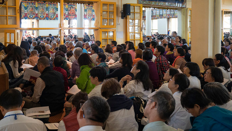 法話会の最終日に、観音菩薩の許可灌頂の準備の儀式を行われるダライ・ラマ法王。2018年10月5日インド、ヒマーチャル・プラデーシュ州ダラムサラ（撮影：テンジン･ジャンペル / 法王庁）