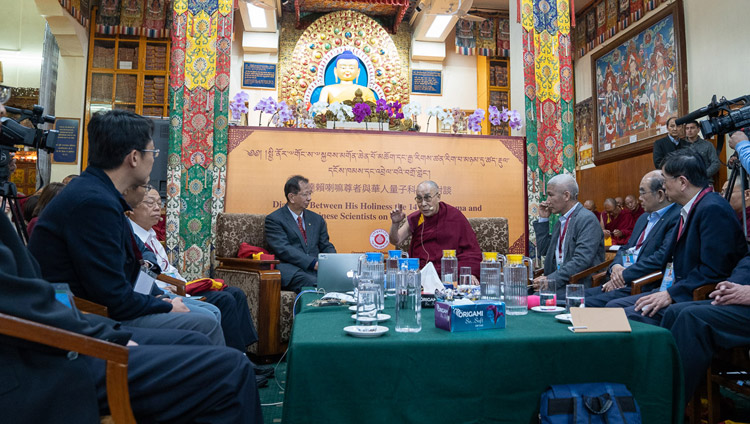 ツクラカンで行われた台湾人学者たちとの対話に先立ち、開会の言葉を述べられるダライ・ラマ法王。2018年11月1日、インド、ヒマーチャル・プラデーシュ州ダラムサラ（撮影：テンジン・ジャンペル / 法王庁）