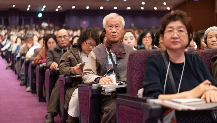 パシフィコ横浜国立大ホールで開催された法話会の初日、ダライ・ラマ法王の法話に耳を傾ける聴衆。2018年11月14日、横浜（撮影：テンジン・チュンジョル / 法王庁）