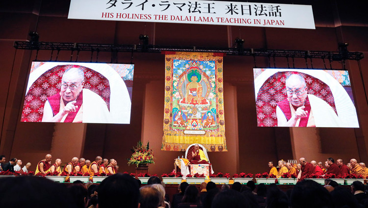 法話会初日のステージの情景。2018年11月14日、横浜（撮影：テンジン・ジグメ）