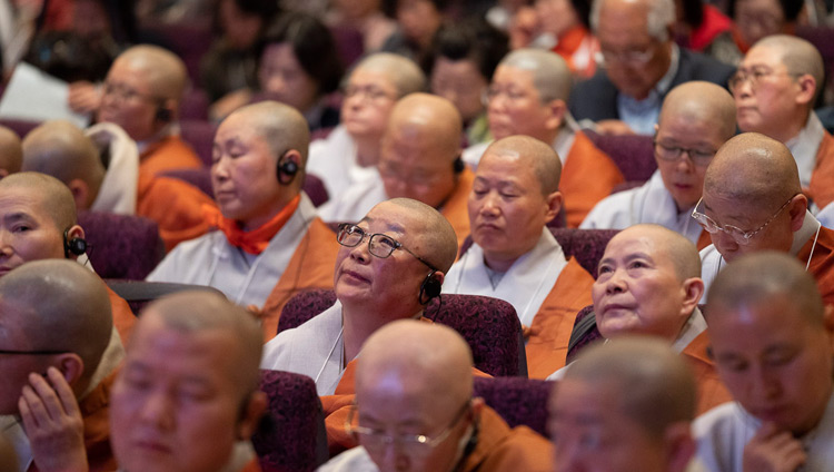 ダライ・ラマ法王の説法に耳を傾ける韓国の僧侶と尼僧たち。2018年11月14日、横浜（撮影：テンジン・チュンジョル / 法王庁）