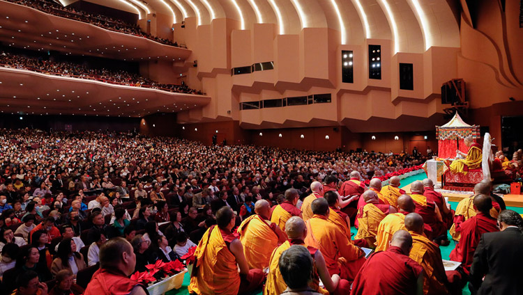 パシフィコ横浜国立大ホールで観世音世間自在の灌頂を授与されるダライ・ラマ法王。2018年11月15日、横浜（撮影：テンジン・ジグメ）