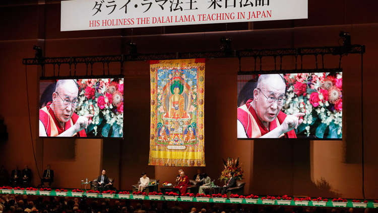 現代科学と仏教科学との対話で基調講演をされるダライ・ラマ法王。2018年11月16日、横浜（撮影：テンジン･ジグメ）