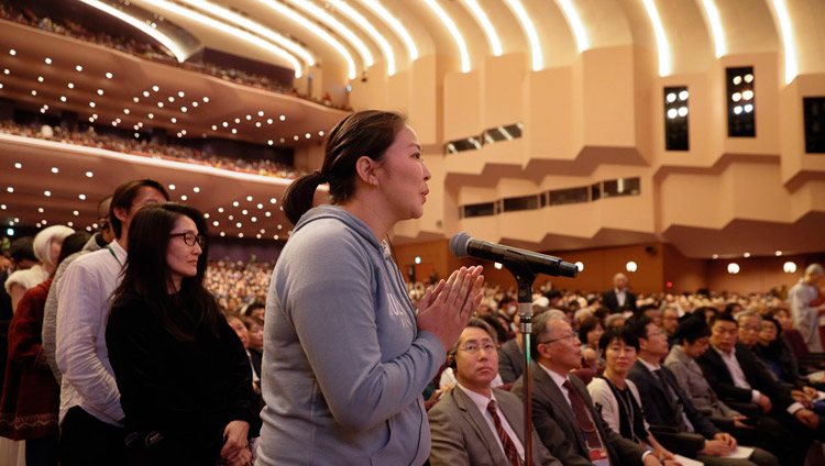 現代科学と仏教科学との対話で法王に質問する聴衆。2018年11月16日、横浜（撮影：テンジン･ジグメ）