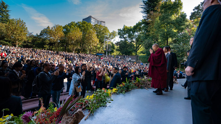 日比谷野外音楽堂のステージに到着されたダライ・ラマ法王。2018年11月17日、日本、東京（撮影：テンジン・チュンジョル / 法王庁）
