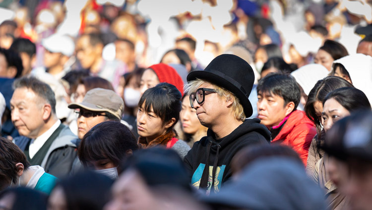 日比谷野外音楽堂で 2,800人を超える聴衆に向けてスピーチをされるダライ・ラマ法王。2018年11月17日、東京（撮影：テンジン・チュンジョル / 法王庁）