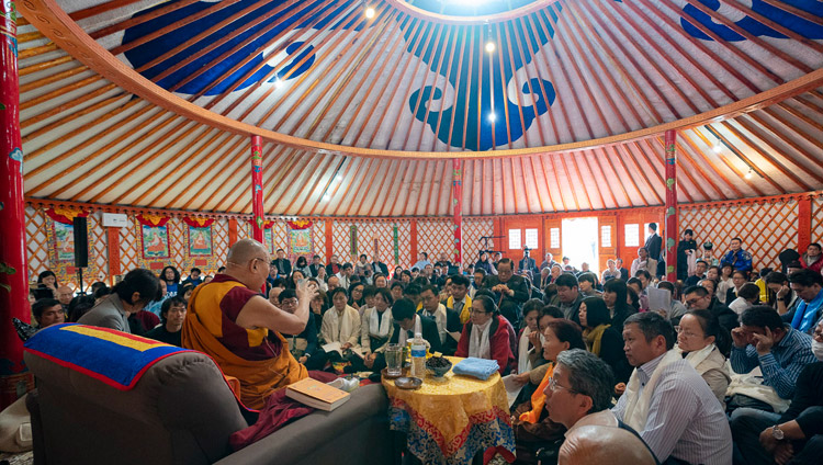 ダライ・ラマ法王による法話会の会場となったモンゴル式テント内の光景。2018年11月18日、千葉（撮影：テンジン・チュンジョル / 法王庁）