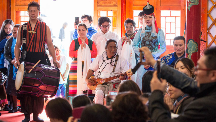 知恵ゲツェ・リン文化交流の開所記念法話会の終わりに、音楽の演奏を披露するチベット人とモンゴル人、日本人のアーティストたち。2018年11月18日、千葉（撮影：テンジン・ジグメ）