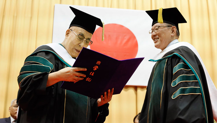 ダライ・ラマ法王に名誉博士号を贈呈する麗澤大学の廣池幹堂学長。2018年11月19日、千葉県、柏市（撮影：テンジン・ジグメ）