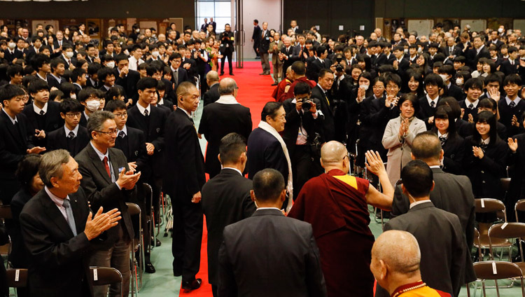 講演会が終了し、聴衆に挨拶をされながら会場を退出されるダライ・ラマ法王。2018年11月19日、千葉県、柏市（撮影：テンジン・ジグメ）