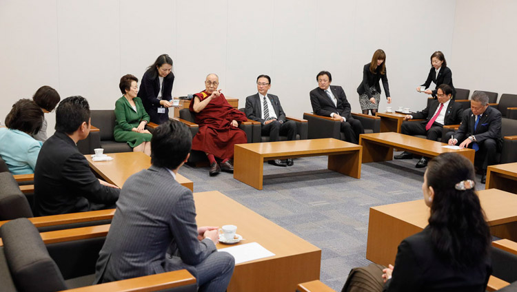 衆議院議員会館の応接室で、超党派の「日本チベット国会議員連盟」のメンバーと歓談されるダライ・ラマ法王。 2018年11月20日、東京（撮影：テンジン・ジグメ）