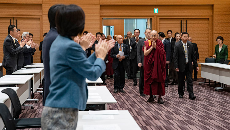 超党派の「日本チベット国会議員連盟」との公式会見に臨まれるダライ・ラマ法王。 2018年11月20日、東京（撮影：テンジン・チョンジョル / 法王庁）