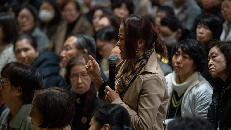 福岡の東長寺で行われた追悼法要で、ダライ・ラマ法王に質問をする参加者。2018年11月22日、福岡（撮影：テンジン･チュンジョル / 法王庁）