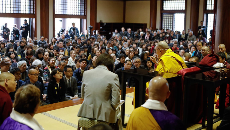 福岡の東長寺で行われた追悼法要の終わりに、聴衆の質問に答えられるダライ・ラマ法王。2018年11月22日、福岡（撮影：テンジン･ジグメ / 法王庁）
