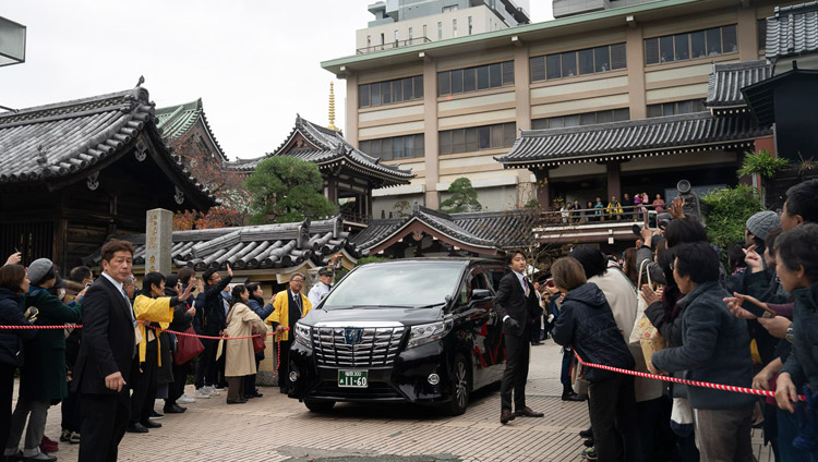 福岡の東長寺で行われた追悼法要と講演が終了し、ホテルに戻られるダライ・ラマ法王をお見送りする人々。2018年11月22日、福岡（撮影：テンジン･チュンジョル / 法王庁）