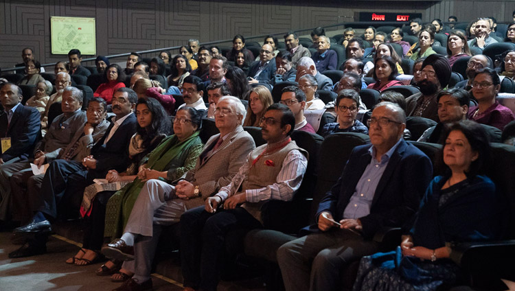 講演会でダライ・ラマ法王の講演に耳を傾ける350名以上の招待客。2018年12月8日、インド、ニューデリー（撮影：ロブサン・ツェリン / 法王庁）