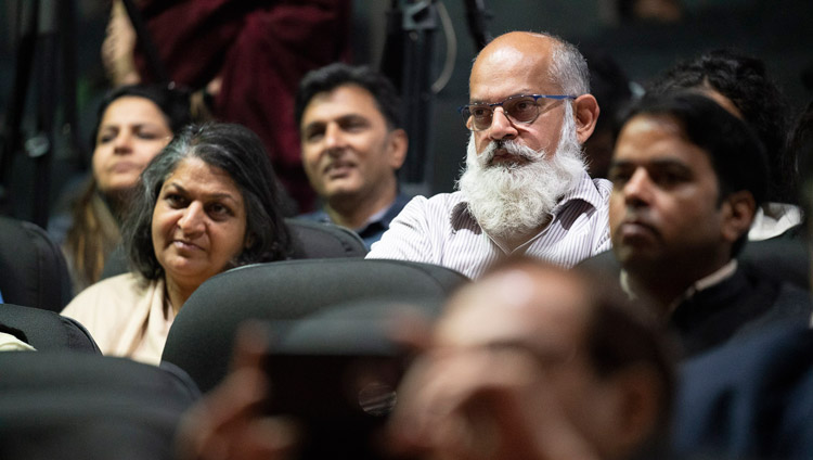 第1回ユヴラジ・クリシャン氏記念講演会でダライ・ラマ法王の講演に耳を傾ける聴衆。2018年12月8日、インド、ニューデリー（撮影：ロブサン・ツェリン / 法王庁）