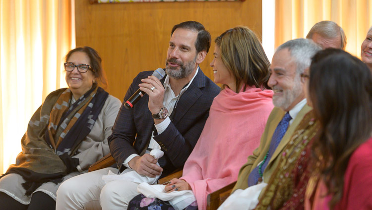 法王公邸で行われた会見の中で、ダライ・ラマ法王に質問をする参加者。2019年2月11日、インド、ヒマーチャル・プラデーシュ州ダラムサラ（撮影：テンジン・チュンジョル / 法王庁）