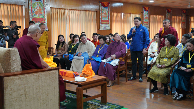 法王公邸で行われたモンゴル人の若い専門家グループとの会見において、ダライ・ラマ法王に質問をする参加者。2019年3月25日、インド、ヒマーチャル・プラデーシュ州ダラムサラ（撮影：テンジン・チュンジョル / 法王庁）