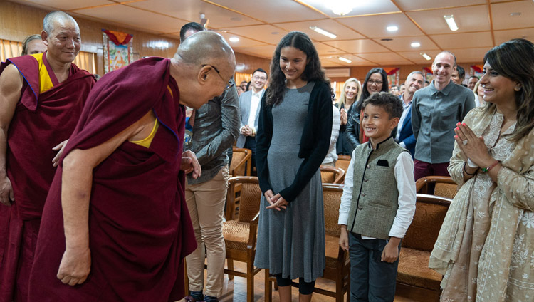 シンガポールから来たグループとの会見のため、謁見室に到着され前列の少年に挨拶をされるダライ・ラマ法王。2019年3月27日、インド、ヒマーチャル・プラデーシュ州ダラムサラ（撮影：テンジン・チュンジョル / 法王庁）