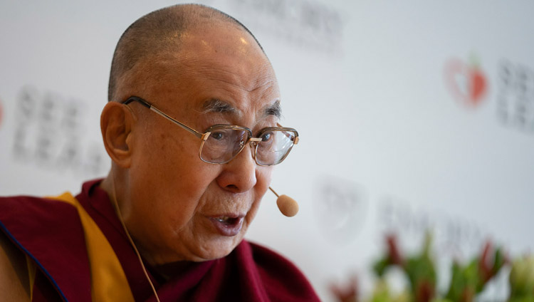 記者会見で、報道記者からの質問にお答えになるダライ・ラマ法王。2019年4月4日、インド、ニューデリー（撮影：テンジン・チュンジョル / 法王庁）