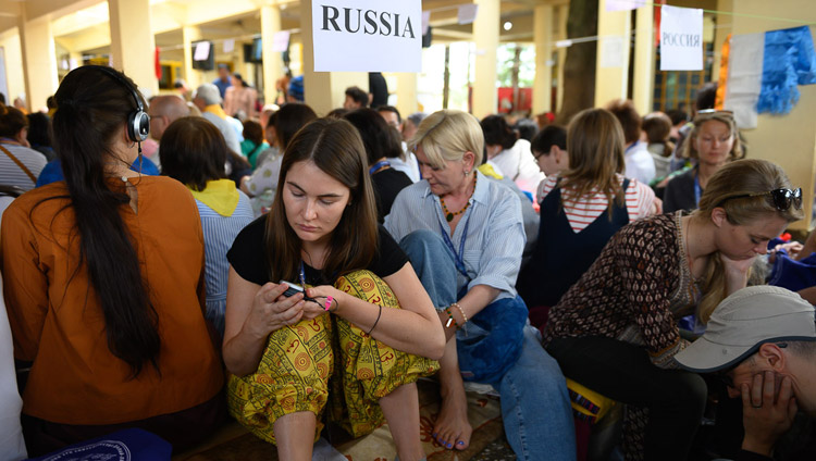 ロシア人仏教徒のリクエストにより、ツクラカンで行われたダライ・ラマ法王の法話会に参加した人々。2019年5月10日、インド、ヒマーチャル・プラデーシュ州ダラムサラ（撮影：テンジン・チュンジョル / 法王庁）