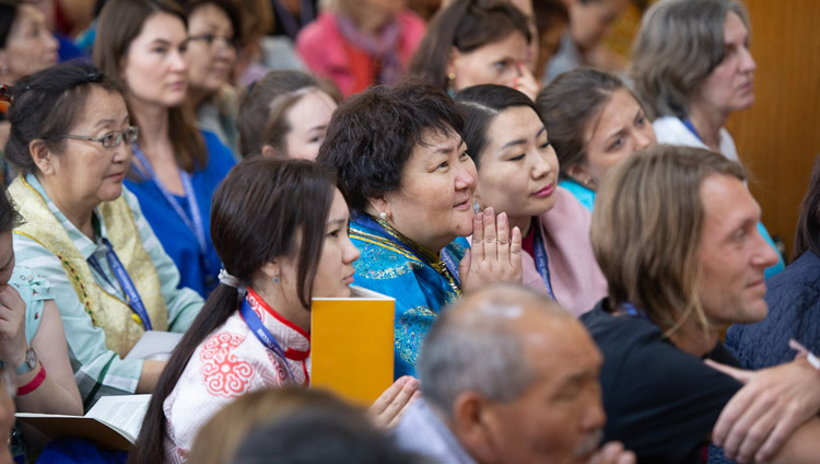 2日目の法話会で、法王の説法に耳を傾ける参加者たち。2019年5月11日、インド、ヒマーチャル・プラデーシュ州ダラムサラ（撮影：ロブサン・ツェリン / 法王庁）