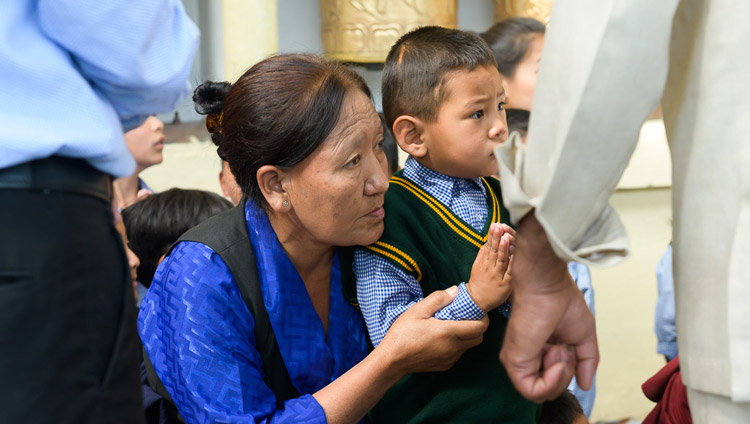 チベット人の若者たちへの法話会で、ダライ・ラマ法王がツクラカンに到着されるのを見つめるチベット人の老人と子供。2019年6月3日、インド、ヒマーチャル・プラデーシュ州ダラムサラ（撮影：テンジン・チュンジョル / 法王庁）