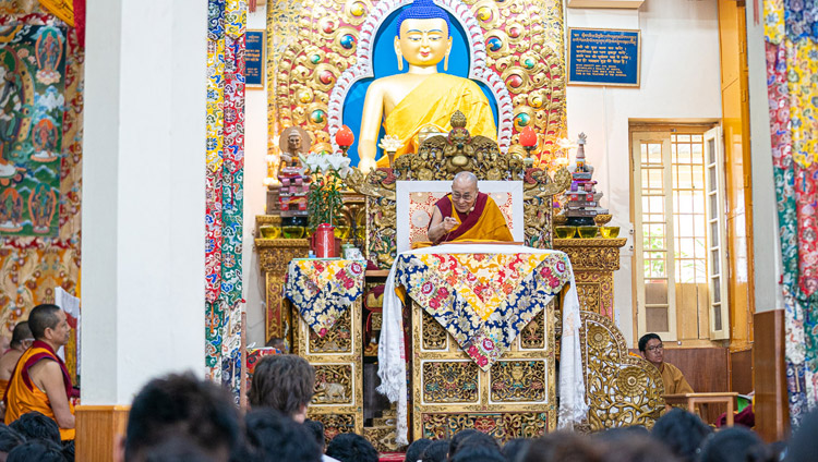 ツクラカンで行われたチベット人の若者たちへの法話会で、学生たちに語りかけられるダライ・ラマ法王。2019年6月3日、インド、ヒマーチャル・プラデーシュ州ダラムサラ（撮影：テンジン・チュンジョル / 法王庁）