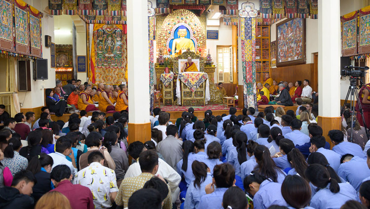 ダライ・ラマ法王の法話会に参加した約1,200人のチベット人学生で埋め尽くされたツクラカンの情景。2019年6月3日、インド、ヒマーチャル・プラデーシュ州ダラムサラ（撮影：テンジン・チュンジョル / 法王庁）