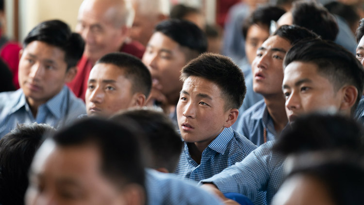 若いチベット人のための法話会で、ダライ・ラマ法王の教えに聞き入る学生たち。2019年6月3日、インド、ヒマーチャル・プラデーシュ州ダラムサラ（撮影：テンジン・チュンジョル / 法王庁）