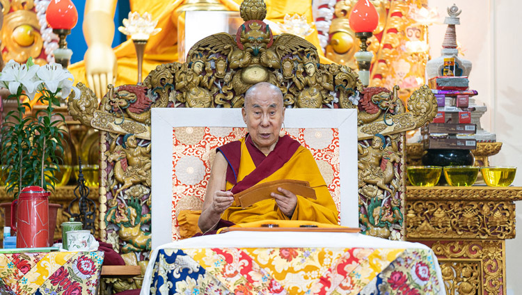 チベット人の若者たちに向けた法話会で、『三十七の菩薩の実践』について解説されるダライ・ラマ法王。2019年6月3日、インド、ヒマーチャル・プラデーシュ州ダラムサラ（撮影：テンジン・チュンジョル / 法王庁）