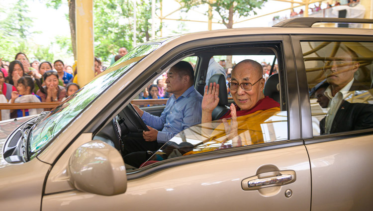 チベット人の若者たちへの法話会が終了し、手を振りながら法王公邸に戻られるダライ・ラマ法王。2019年6月3日、インド、ヒマーチャル・プラデーシュ州ダラムサラ（撮影：テンジン・チュンジョル / 法王庁）