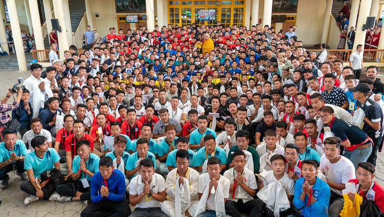 第25回ギャルユム・チェンモ記念杯サッカー大会に参加した23チームのチベット人選手たちとツクラカンの中庭で記念写真に応じられるダライ・ラマ法王。2019年6月3日、インド、ヒマーチャル・プラデーシュ州ダラムサラ（撮影：テンジン・チュンジョル / 法王庁）