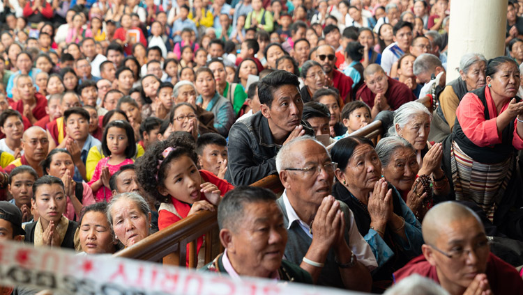 ツクラカンの中庭に座り、ダライ・ラマ法王のお話に聞き入る1万1千人の参加者たち。2019年6月3日、インド、ヒマーチャル・プラデーシュ州ダラムサラ（撮影：テンジン・チュンジョル / 法王庁）