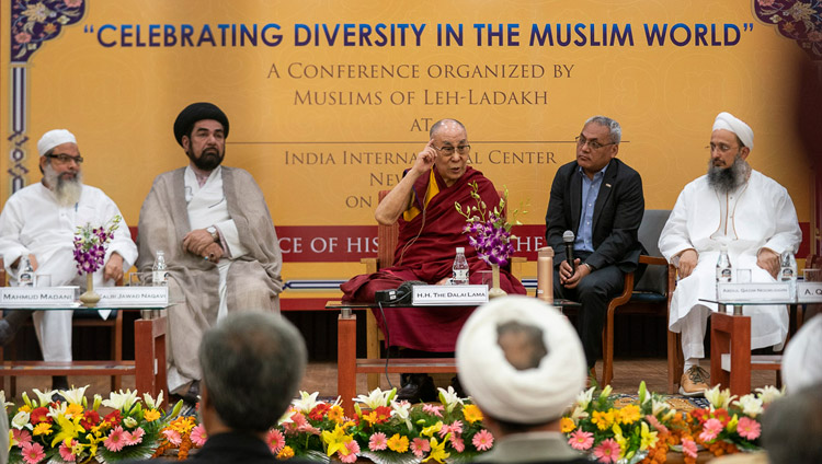 「イスラム教世界の多様性を称賛する会議」の開会式で、話されるダライ・ラマ法王。2019年6月15日、インド、ニューデリー（撮影：テンジン・チュンジョル / 法王庁）