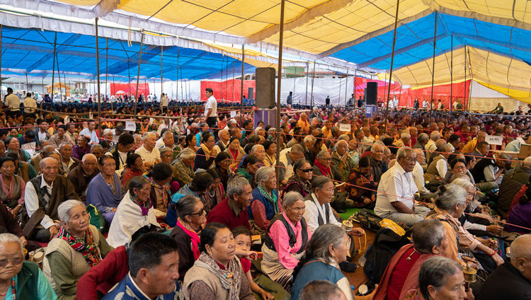 ダライ・ラマ法王のお話を聴く5,000人を超える聴衆。2019年8月13日、インド、ヒマーチャル・プラデーシュ州マナリ（撮影：テンジン・チュンジョル / 法王庁）