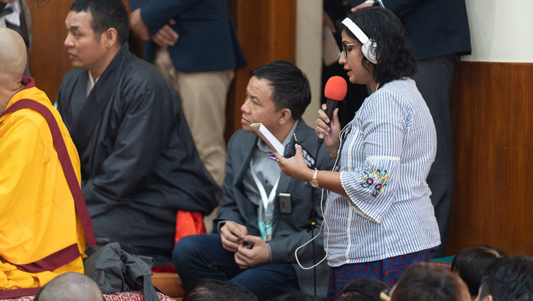 ツクラカンで開催された法話会の2日目、ダライ・ラマ法王に質問する聴衆。2019年9月5日、インド、ヒマーチャル・プラデーシュ州ダラムサラ（撮影：テンジン・チュンジョル / 法王庁）