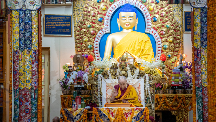 ツクラカンの堂内でテキストを読み上げられるダライ・ラマ法王。2019年9月6日、インド、ヒマーチャル・プラデーシュ州ダラムサラ（撮影：マッテオ・パッシガート）