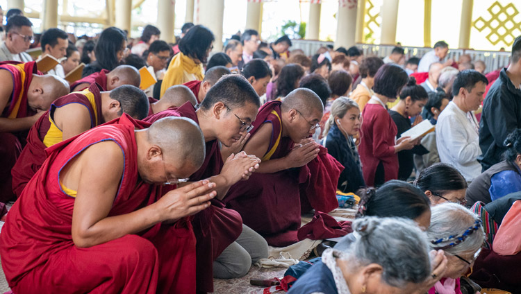 ダライ・ラマ法王が先導された『発菩提心』の儀式の中で、跪いて祈願文を復唱する受者たち。2019年9月6日、インド、ヒマーチャル・プラデーシュ州ダラムサラ（撮影：マッテオ・パッシガート）